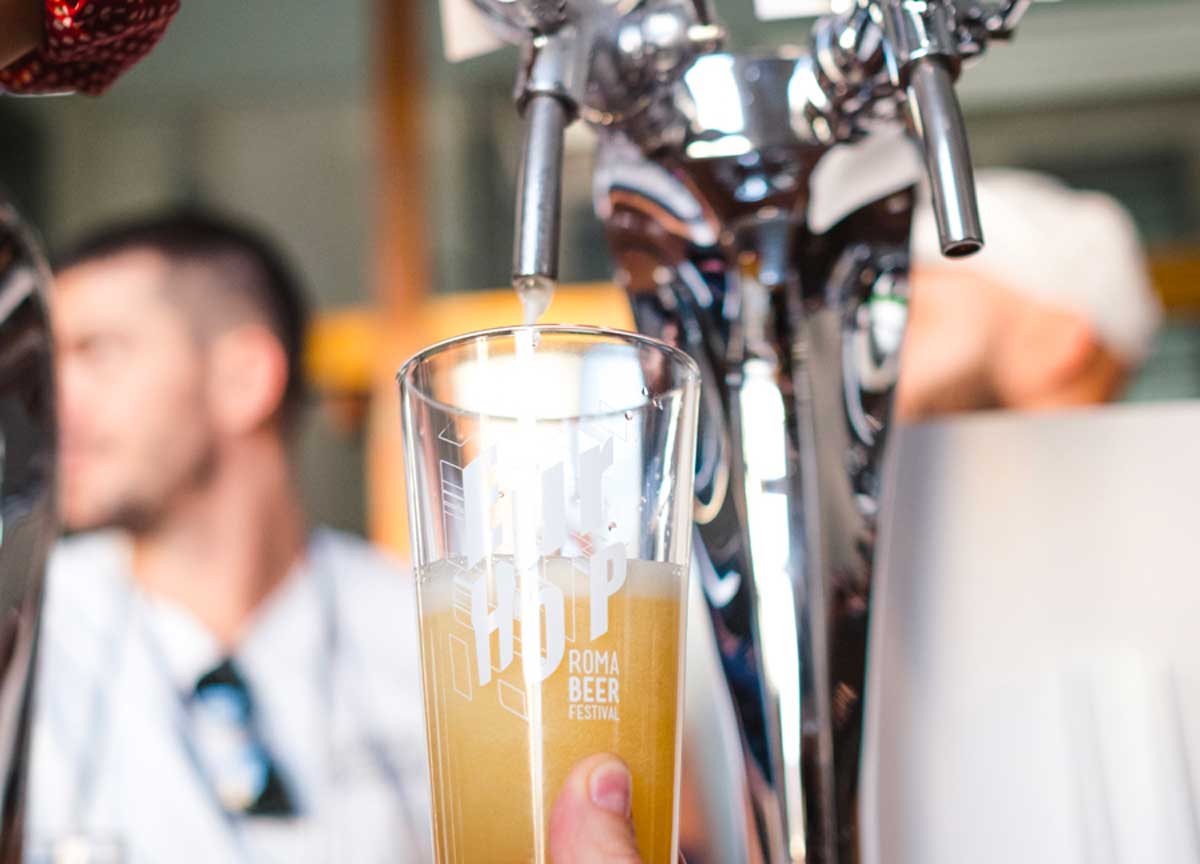 Dacci oggi l’Oktoberfest all’Eur con tanto di birra del mastro e sacerdote padre Daniele Randazzo