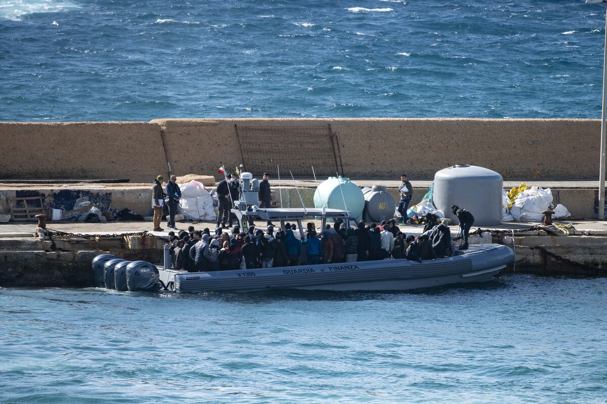 Migranti, arrivata in Albania la nave della Marina con a bordo 16 migranti. Ma 4 devono tornare in Italia Migranti, arrivata in Albania la nave della Marina con a bordo 16 migranti. Ma 4 devono tornare in Italia