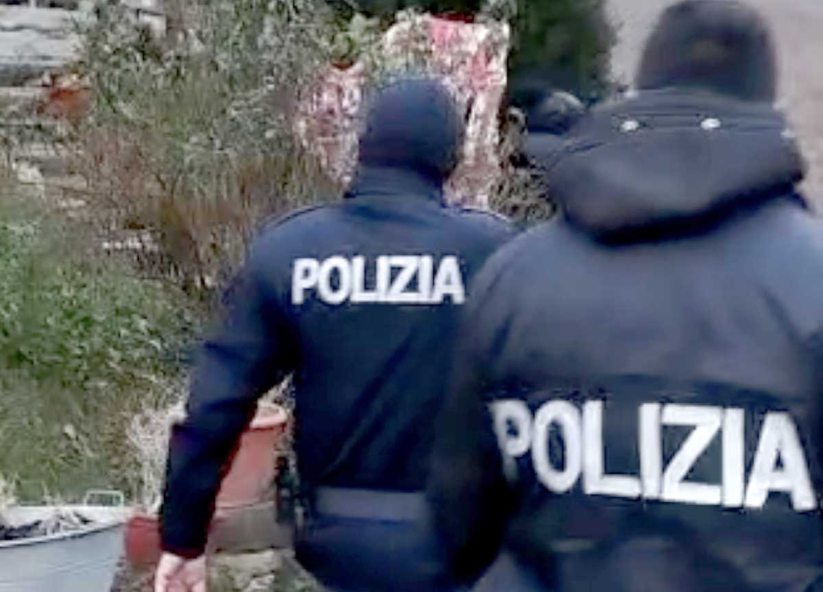 Milano, maxi blitz contro il razzismo: scoperta rete di suprematisti, perquisiti anche minori Milano, maxi blitz contro il razzismo: scoperta rete di suprematisti, perquisiti anche minori