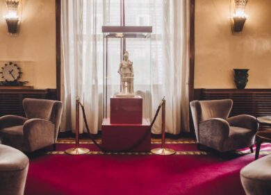 La Dea Roma si trasferisce per un anno in albergo. L’arte esce dai musei e va in esposizione. Si parte col Mediterraneo