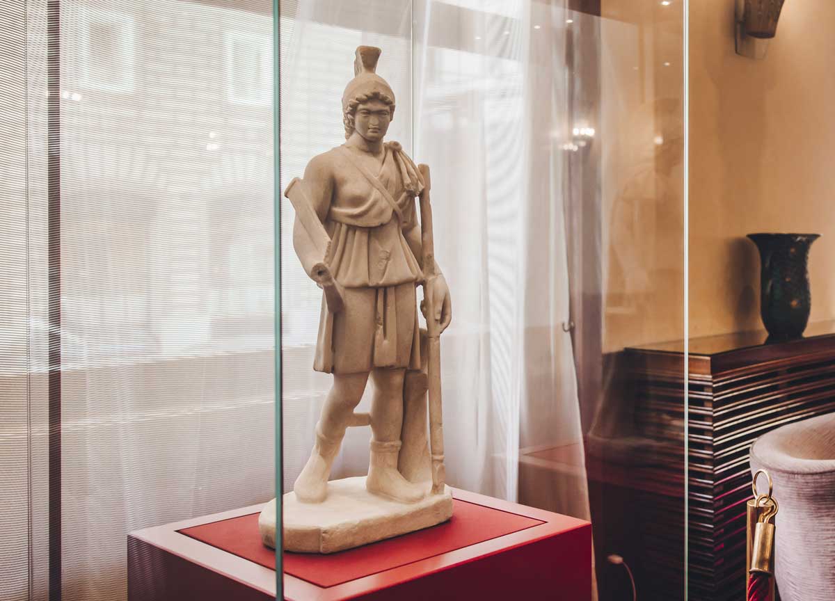 La Dea Roma si trasferisce per un anno in albergo. L’arte esce dai musei e va in esposizione. Si parte col Mediterraneo