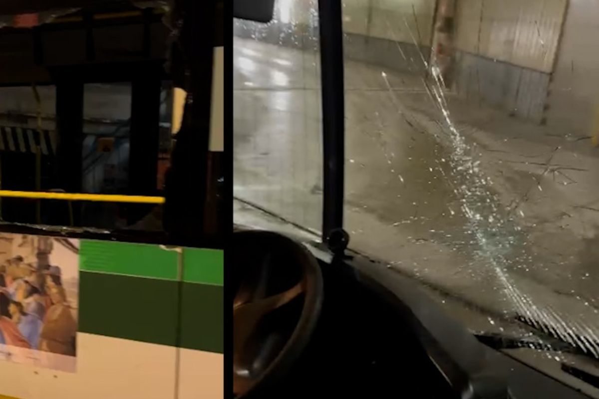 Milano, vandalo devasta bus in Piazza Argentina: vetri in frantumi sulla linea NM1. VIDEO Milano, vandalo devasta bus in Piazza Argentina: vetri in frantumi sulla linea NM1. VIDEO