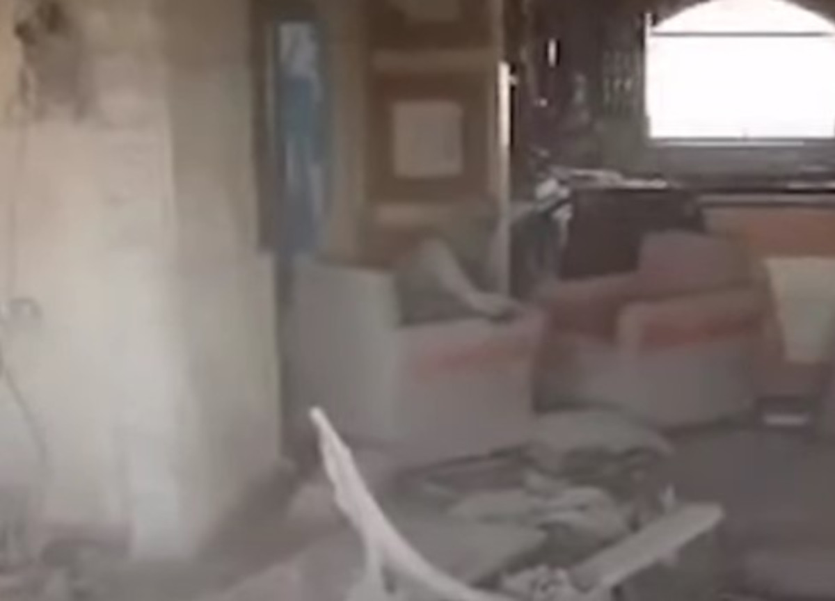 Sinwar pochi istanti prima di morire. Ormai ferito e intercettato, lancia un bastone contro il drone che lo filma. Video