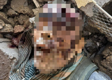 Sinwar pochi istanti prima di morire. Ormai ferito e intercettato, lancia un bastone contro il drone che lo filma. Video