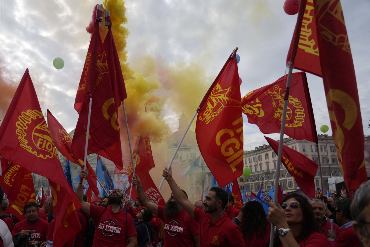 Sciopero automotive, in 20mila in piazza: ci sono anche Conte e Schlein. Urso: “Rispetto i sindacati”. E convoca Stellantis Sciopero automotive, in 20mila in piazza: ci sono anche Conte e Schlein. Urso: “Rispetto i sindacati”. E convoca Stellantis