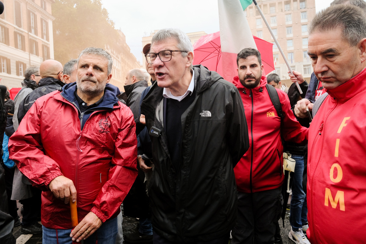 Sciopero automotive, in 20mila in piazza: ci sono anche Conte e Schlein. Urso: “Rispetto i sindacati”. E convoca Stellantis Sciopero automotive, in 20mila in piazza: ci sono anche Conte e Schlein. Urso: “Rispetto i sindacati”. E convoca Stellantis