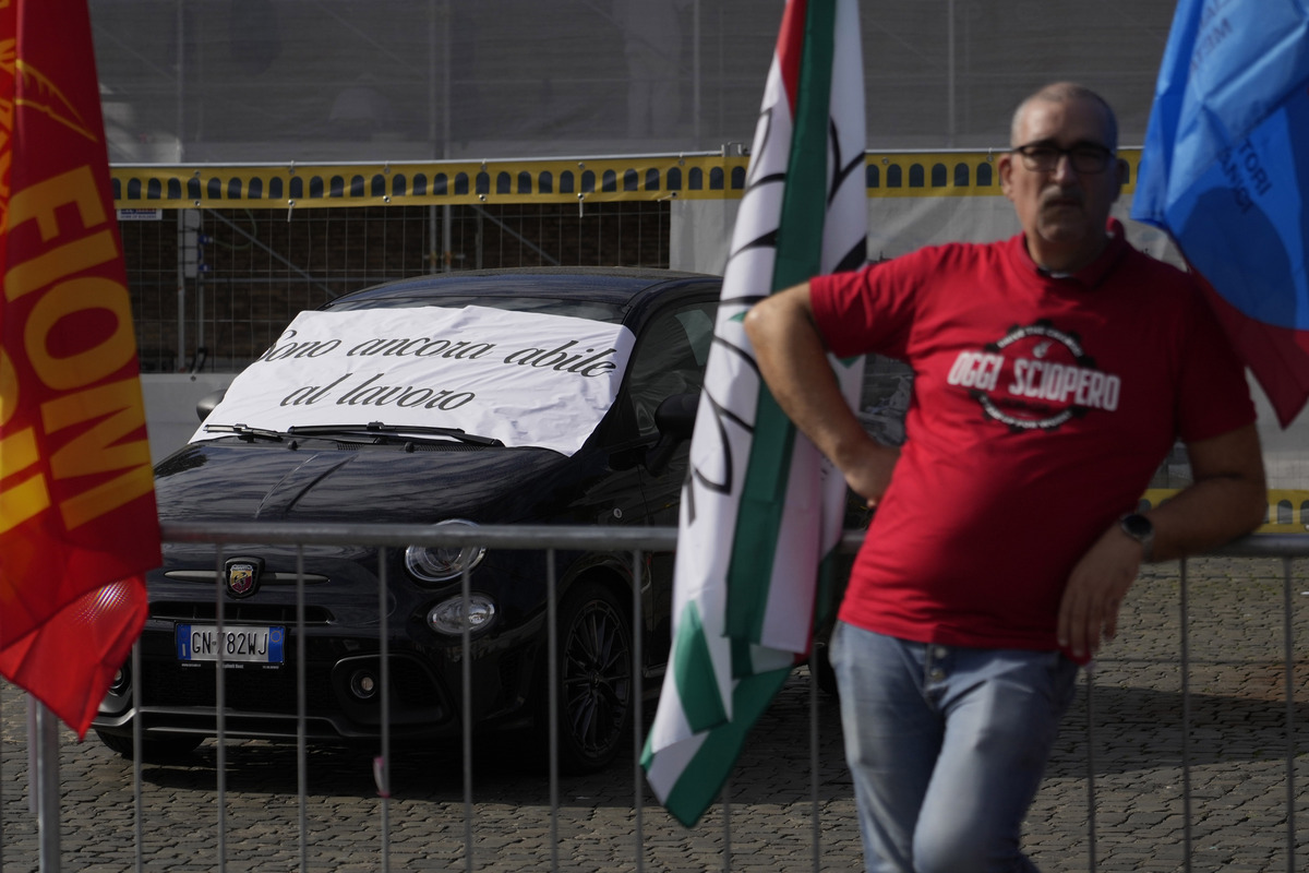 Sciopero automotive, in 20mila in piazza: ci sono anche Conte e Schlein. Urso: “Rispetto i sindacati”. E convoca Stellantis Sciopero automotive, in 20mila in piazza: ci sono anche Conte e Schlein. Urso: “Rispetto i sindacati”. E convoca Stellantis