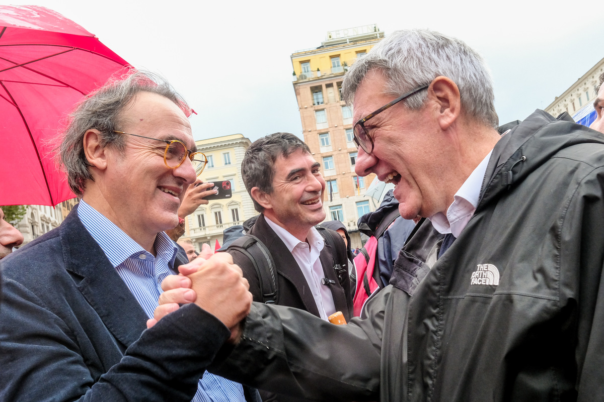 Sciopero automotive, in 20mila in piazza: ci sono anche Conte e Schlein. Urso: “Rispetto i sindacati”. E convoca Stellantis Sciopero automotive, in 20mila in piazza: ci sono anche Conte e Schlein. Urso: “Rispetto i sindacati”. E convoca Stellantis