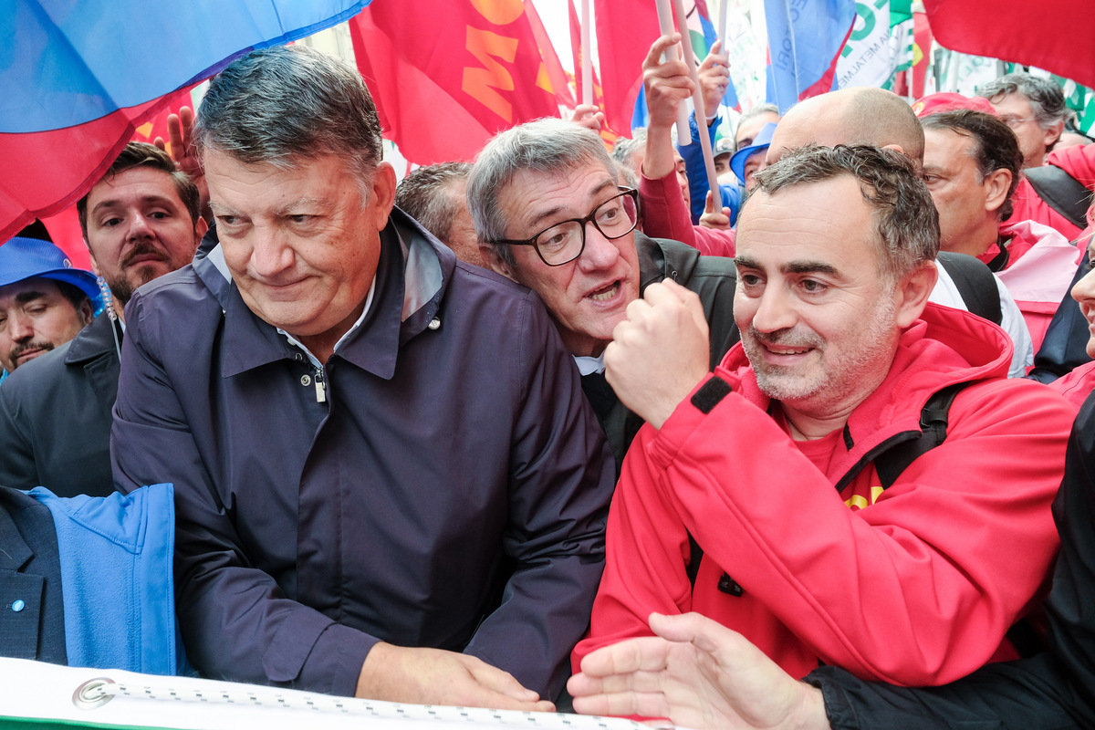 Sciopero automotive, in 20mila in piazza: ci sono anche Conte e Schlein. Urso: “Rispetto i sindacati”. E convoca Stellantis Sciopero automotive, in 20mila in piazza: ci sono anche Conte e Schlein. Urso: “Rispetto i sindacati”. E convoca Stellantis