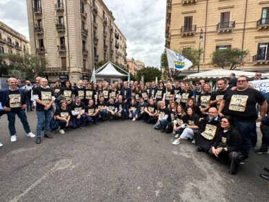 Open Arms, Salvini a processo. La Lega numerosa in piazza a Palermo. Orbàn: “Hai difeso l’Europa”. Affidata la scorta alla Pm