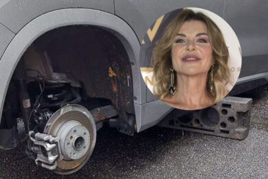 Alba Parietti ritrova la macchina senza le ruote: “Milano invivibile”. Lo sfogo social
