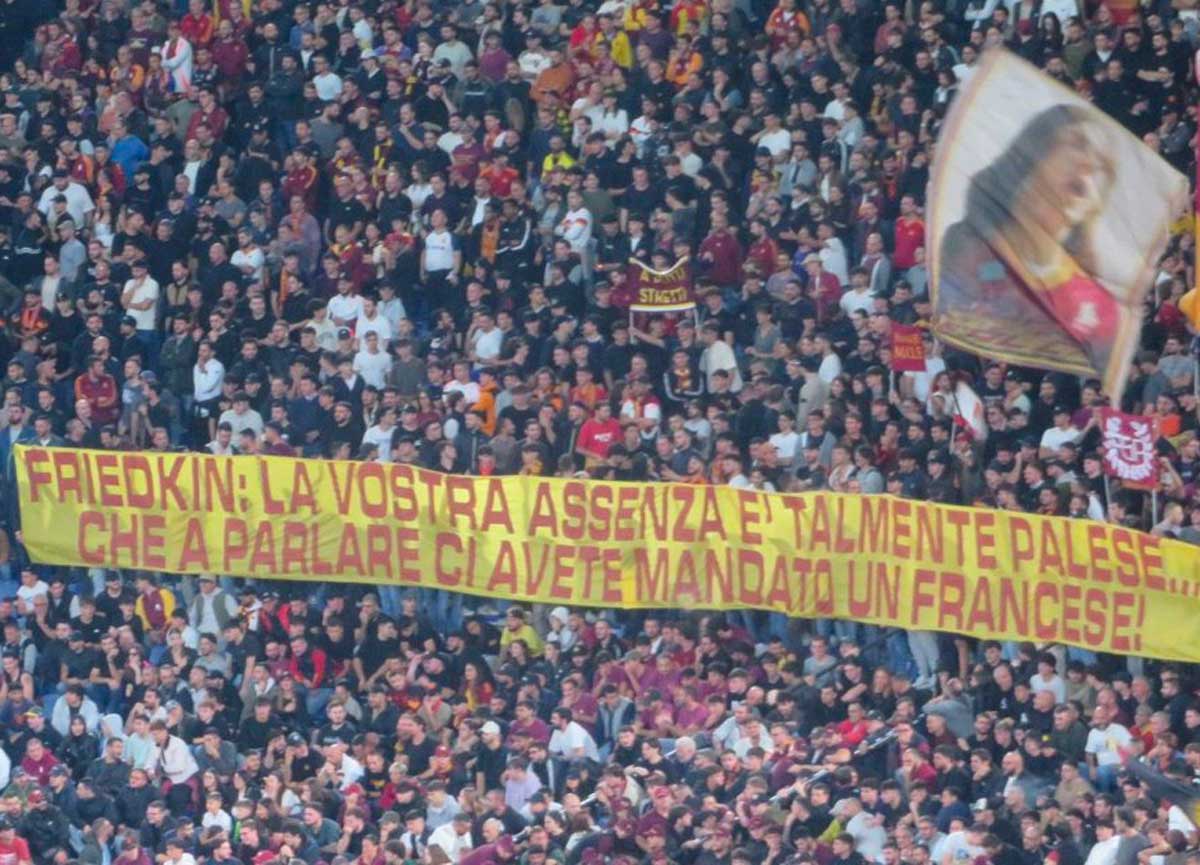 Roma-Inter, Curva Sud vuota e serie di striscioni: “15 minuti di assenza perché schifati da questa dirigenza”