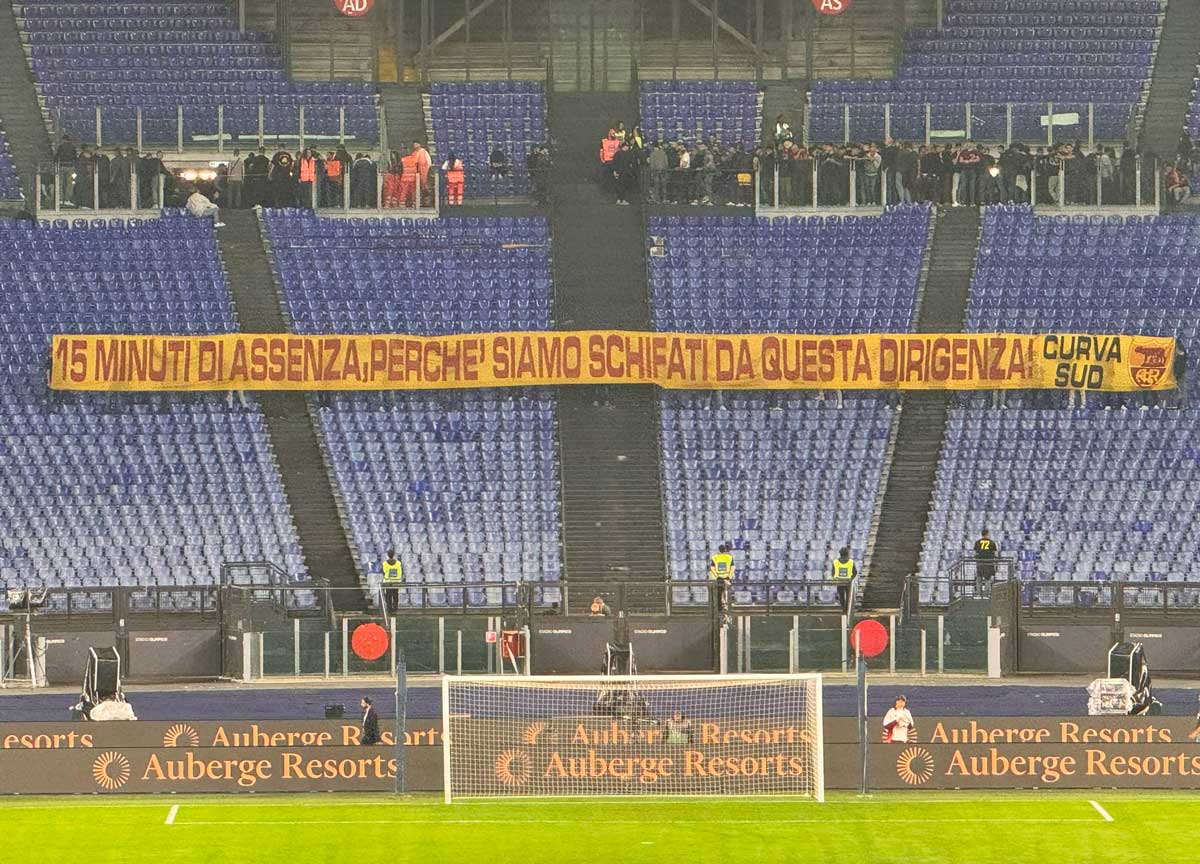 Roma-Inter, Curva Sud vuota e serie di striscioni: “15 minuti di assenza perché schifati da questa dirigenza”