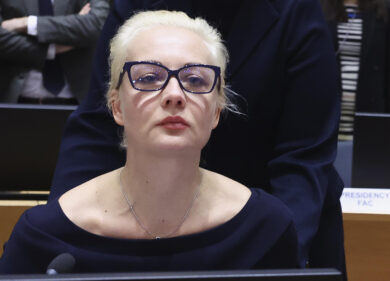 Russia, Yulia Navalnaya: “Aleksei disse: morirò in cella. Putin cadrà come l’Urss”