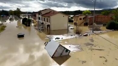 Maltempo, nuova allerta in Emilia e altre 7 regioni: scuole chiuse a Bologna e Catanzaro. Auto ingoiata da una voragine in Calabria