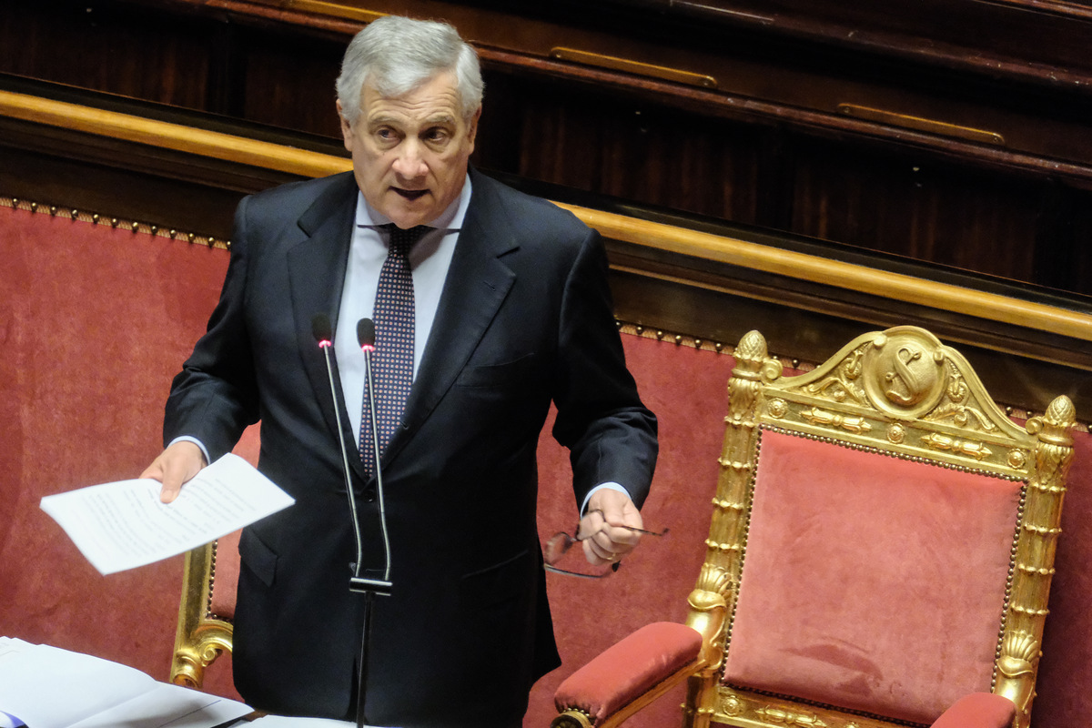Migranti, Tajani contro i giudici: “Ieri Berlusconi, oggi Meloni. Le toghe fanno come Vannacci”