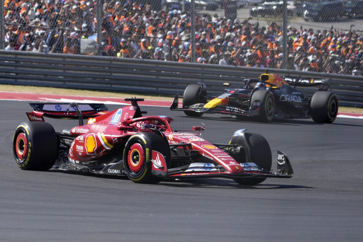 Leclerc-Sainz, trionfo Ferrari nel Gp di Austin. Charles: “Puntiamo al titolo mondiale” Leclerc-Sainz, trionfo Ferrari nel Gp di Austin. Charles: “Puntiamo al titolo mondiale”