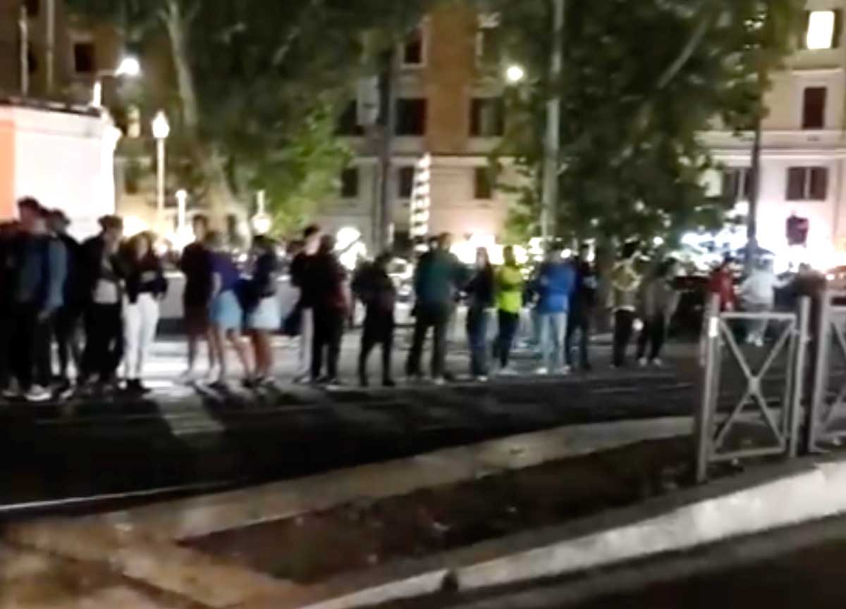 Roma verso il Giubileo, Gualtieri esulta: “Città vivibile nonostante i cantieri”. Ma poi c’è l’attesa del bus Atac in viale Giulio Cesare Roma verso il Giubileo, Gualtieri esulta: “Città vivibile nonostante i cantieri”. Ma poi c’è l’attesa del bus Atac in viale Giulio Cesare
