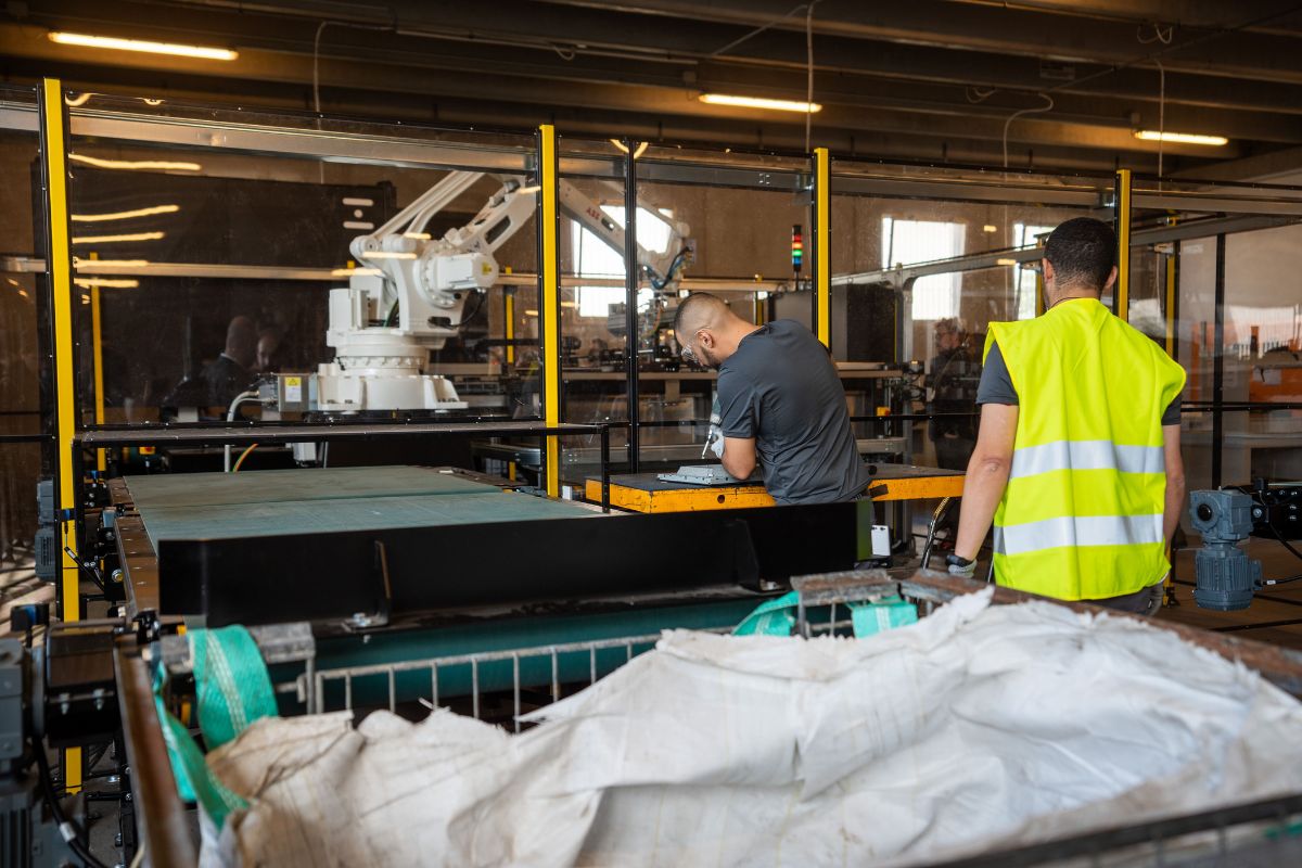 Rifiuti: A2A presenta la nuova linea robotica per recupero dei RAEE nel carcere di Bollate