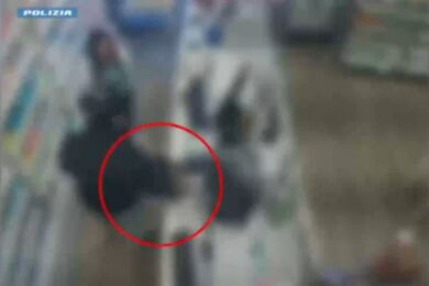 Milano: rapina 8 farmacie in 20 giorni indossando un paio di boxer in testa