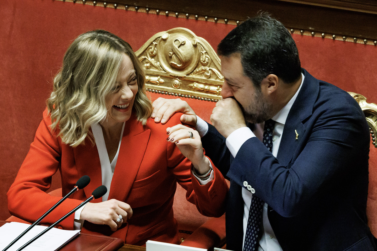Meloni festeggia due anni di governo, dalla promozione di Fitch e S&P a Fitto in Europa: il bilancio Meloni festeggia due anni di governo, dalla promozione di Fitch e S&P a Fitto in Europa: il bilancio