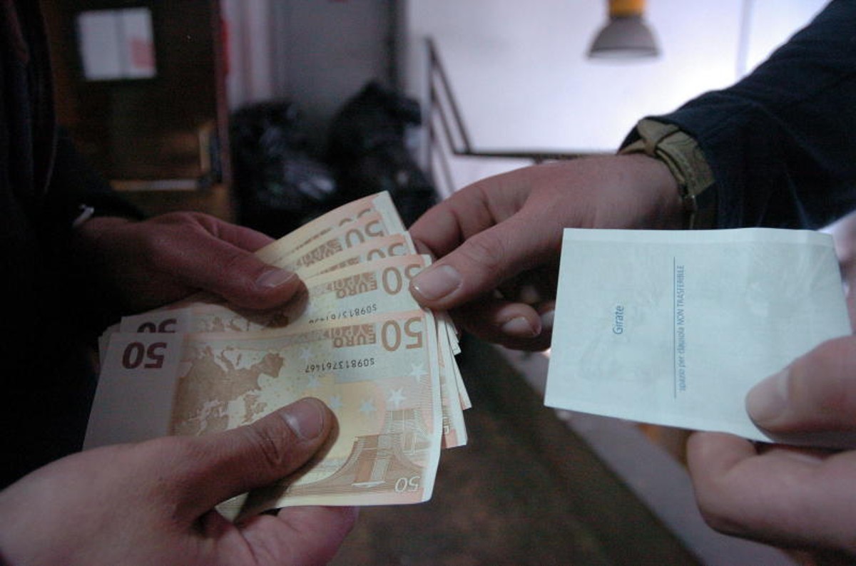 Si uccide per debiti con gli strozzini. Un prestito da 147 mila euro era cresciuto a 600 mila: 4 arresti Si uccide per debiti con gli strozzini. Un prestito da 147 mila euro era cresciuto a 600 mila: 4 arresti