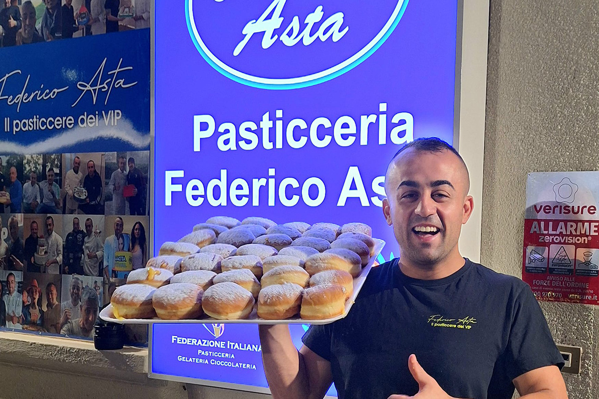 Federico Asta, morto in un incidente stradale il pasticciere dei vip a 34 anni: stava portando dolci ai volontari dell’alluvione Federico Asta, morto in un incidente stradale il pasticciere dei vip a 34 anni: stava portando dolci ai volontari dell’alluvione