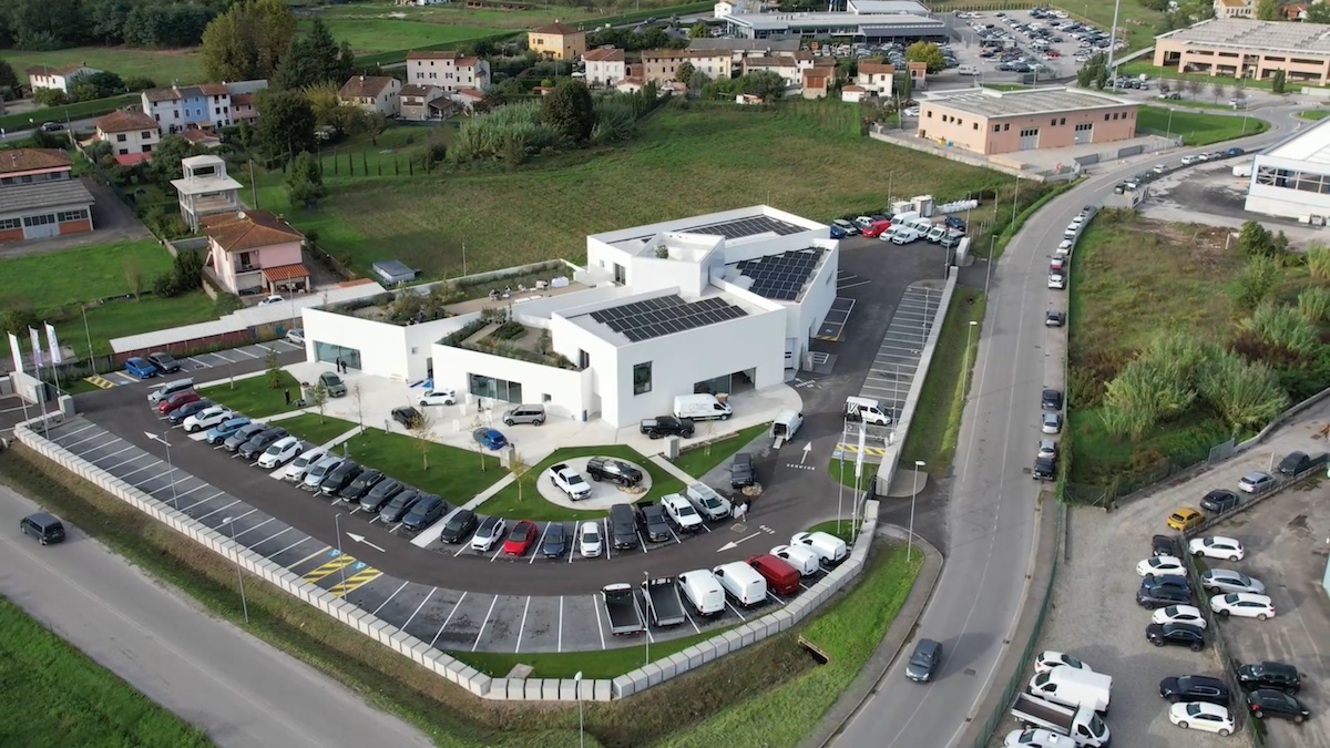 Ford inaugura a Lucca un Ford Store all’insegna dell’innovazione e della sostenibilità Ford inaugura a Lucca un Ford Store all’insegna dell’innovazione e della sostenibilità