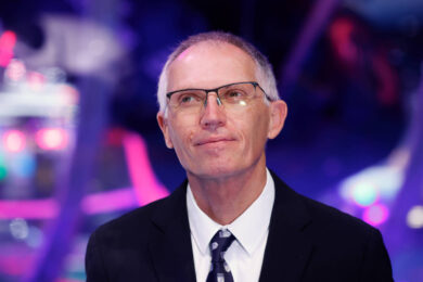 Stellantis, meno auto termiche sul mercato per vendere più elettriche e non pagare multe: cosa si nasconde dietro il crollo