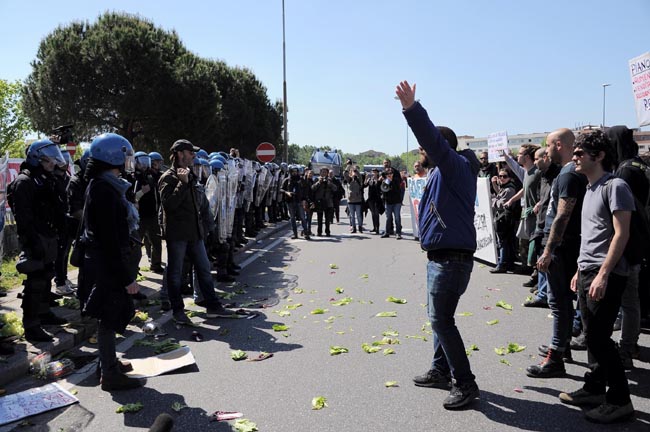 Scontri a Pisa durante il corteo pro Palestina, una decina di poliziotti indagati per lesioni Scontri a Pisa durante il corteo pro Palestina, una decina di poliziotti indagati per lesioni
