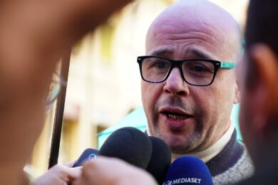 Azouz Marzouk studia per diventare conducente di bus a Lecco