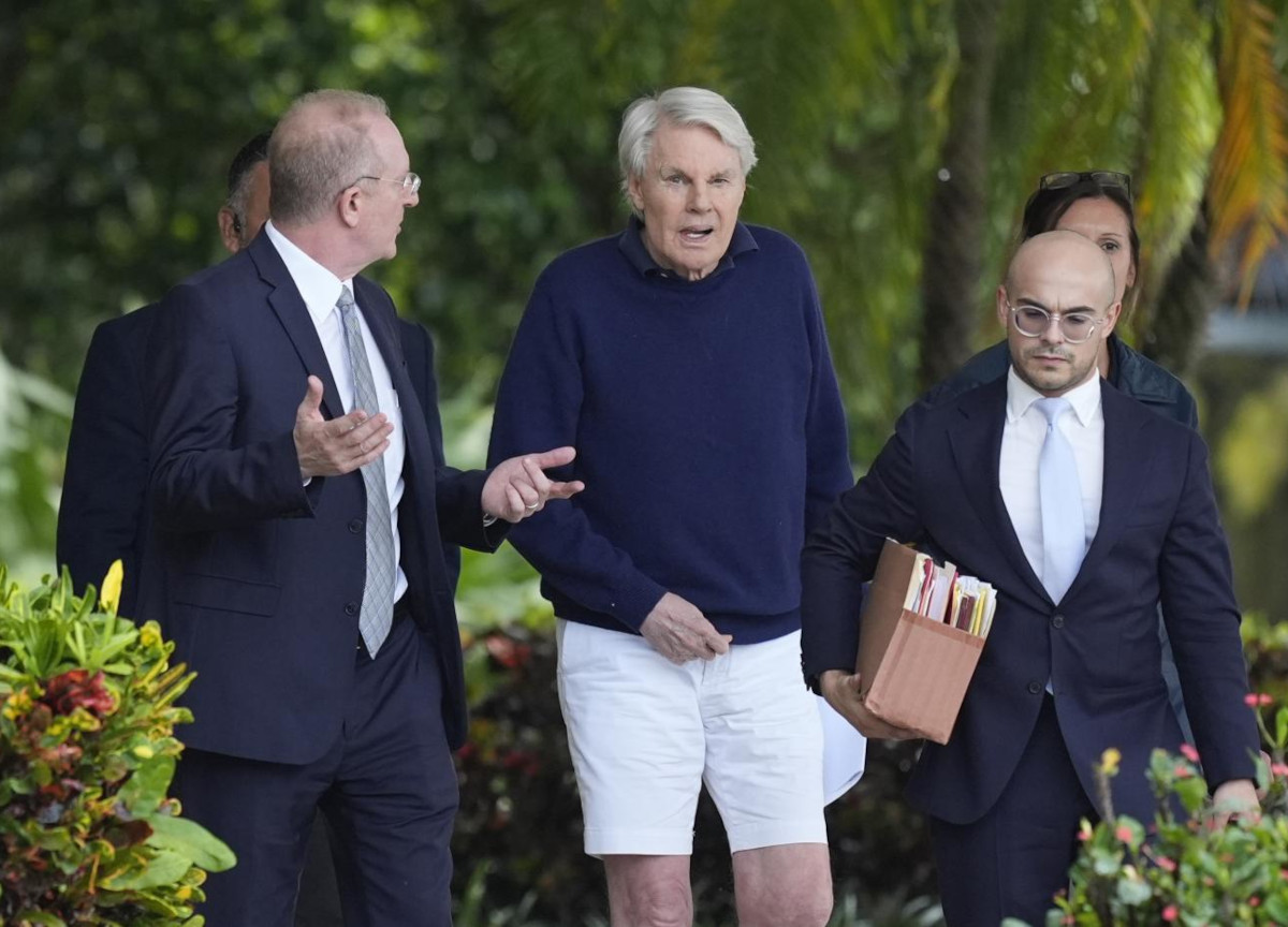 Abercrombie, arrestati l’ex ad e il suo compagno. L’accusa: traffico sessuale. Coinvolti decine di ragazzi giovanissimi Abercrombie, arrestati l’ex ad e il suo compagno. L’accusa: traffico sessuale. Coinvolti decine di ragazzi giovanissimi