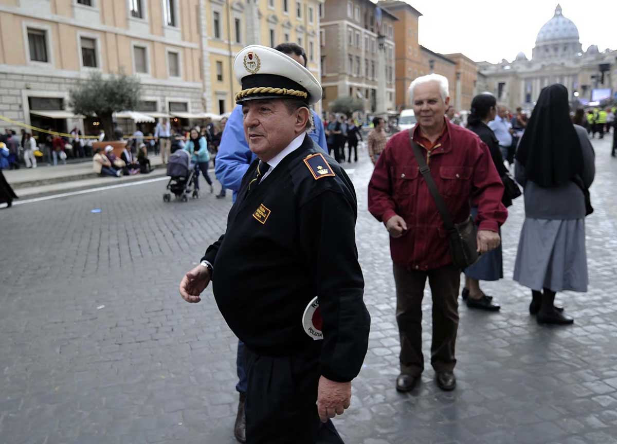 Sicurezza a Roma, l’Arvu premia i vigili urbani “eroi per dovere”. L’incursione di Magalli “pizzardone” honoris causa