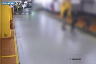 Rapine di orologi di lusso per 250mila euro in un parcheggio a Milano: arrestato 18enne