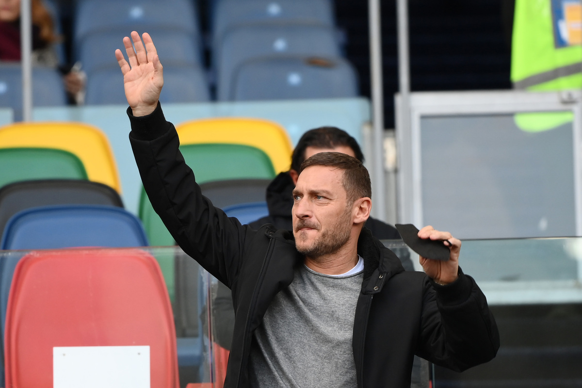 Totti – Marialuisa Jacobelli, scoppia la passione. Intanto Ilary Blasi vuole 20mila euro di alimenti Totti – Marialuisa Jacobelli, scoppia la passione. Intanto Ilary Blasi vuole 20mila euro di alimenti
