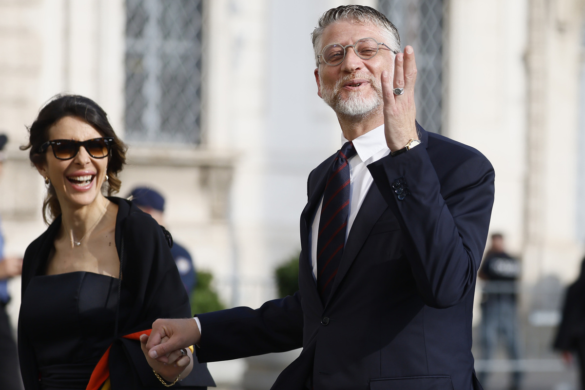 Trema il ministro Giuli, fiducia a tempo dopo il caso Spano. Boccia se la ride e posta i “popcorn” Trema il ministro Giuli, fiducia a tempo dopo il caso Spano. Boccia se la ride e posta i “popcorn”