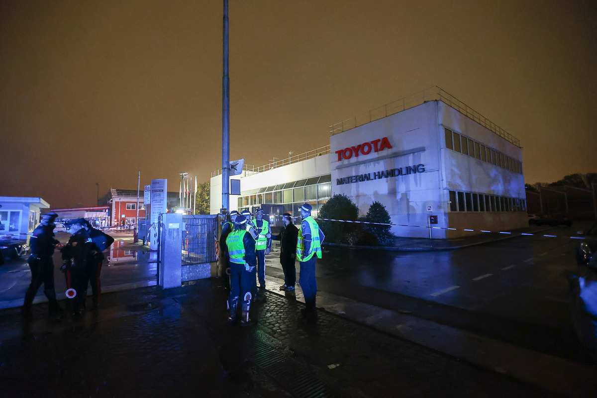 Bologna, inchiesta sull’esplosione della fabbrica Toyota: sospesa l’attività. Che cosa sappiamo sulle cause dietro l’incidente