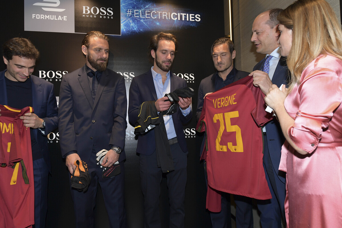 Totti – Marialuisa Jacobelli, scoppia la passione. Intanto Ilary Blasi vuole 20mila euro di alimenti Totti – Marialuisa Jacobelli, scoppia la passione. Intanto Ilary Blasi vuole 20mila euro di alimenti