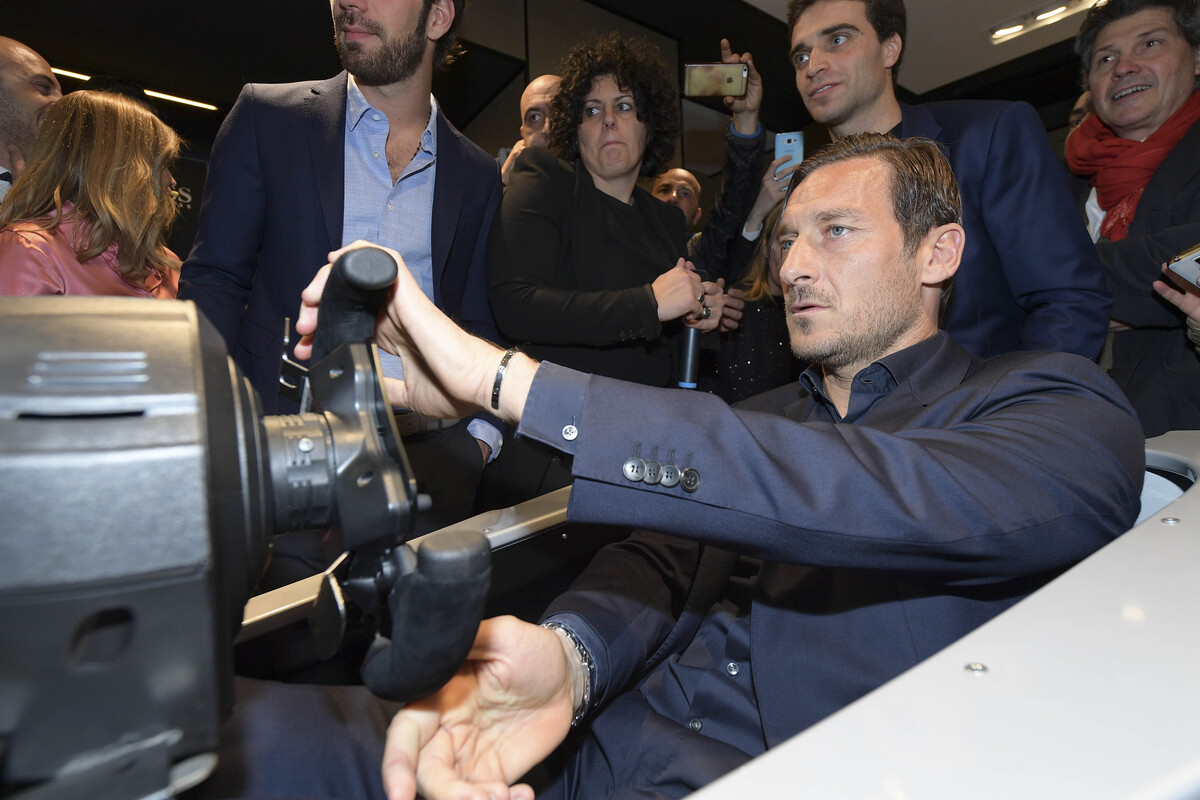 Totti – Marialuisa Jacobelli, scoppia la passione. Intanto Ilary Blasi vuole 20mila euro di alimenti Totti – Marialuisa Jacobelli, scoppia la passione. Intanto Ilary Blasi vuole 20mila euro di alimenti