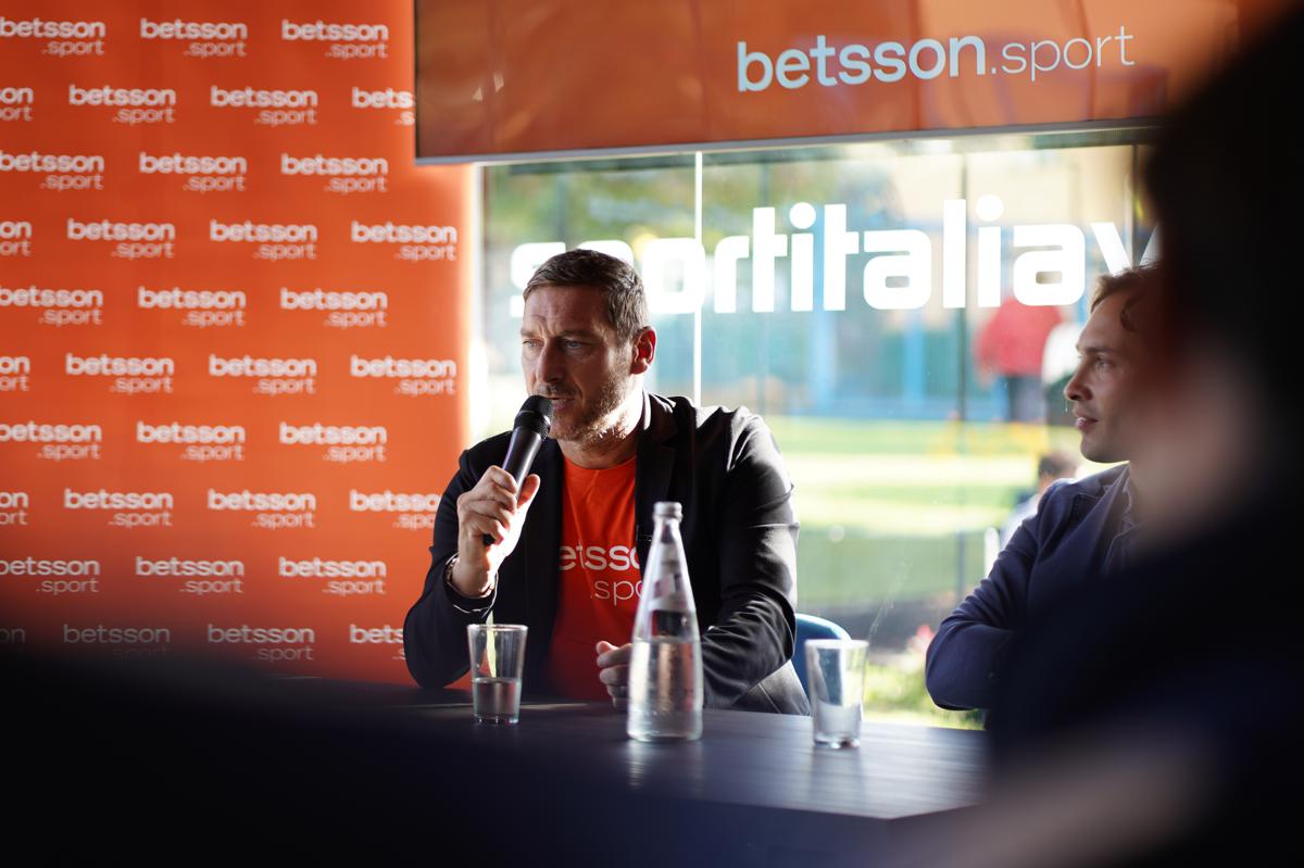 Totti torna in campo tra rugby in carrozzina, calcio e basket. Le immagini Totti torna in campo tra rugby in carrozzina, calcio e basket. Le immagini