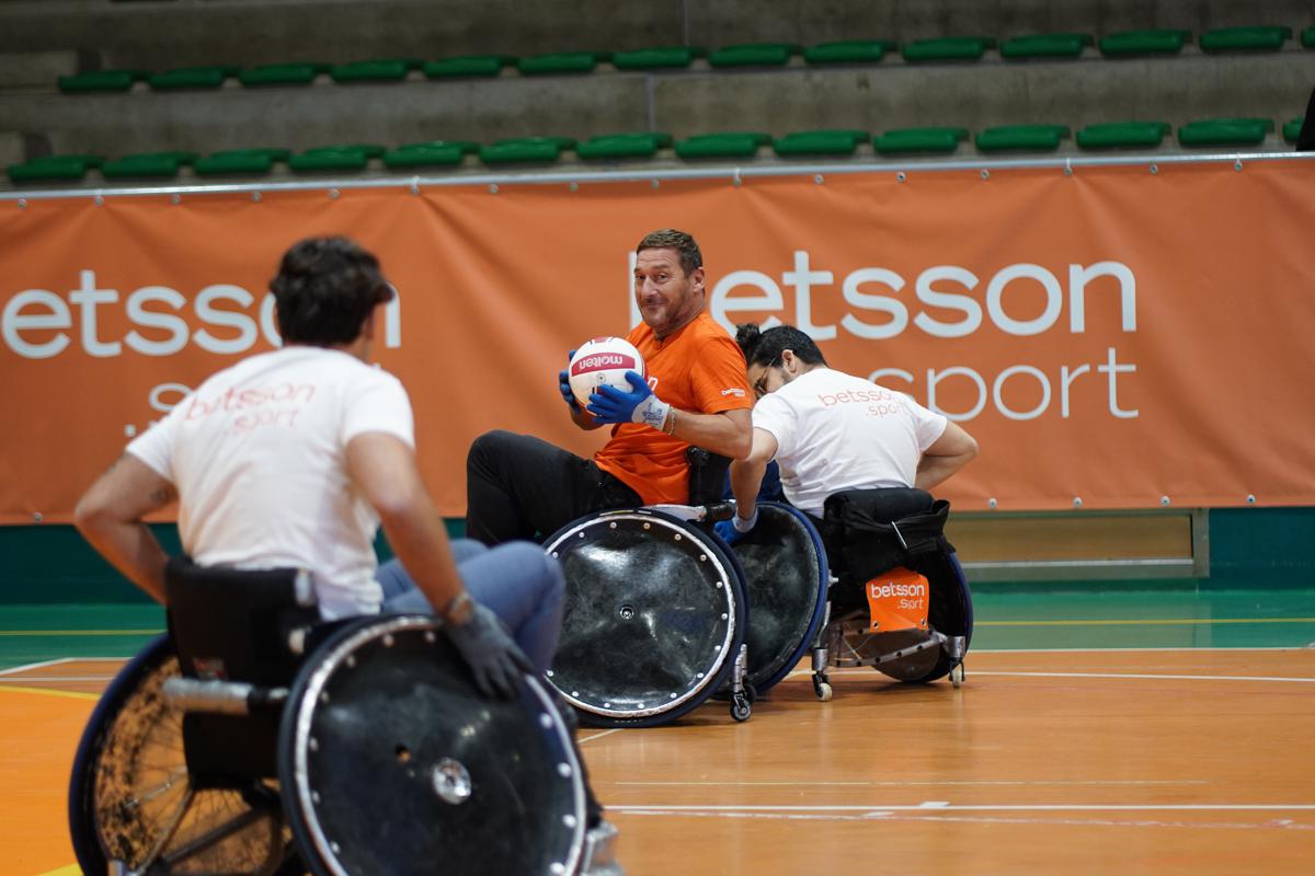 Totti torna in campo tra rugby in carrozzina, calcio e basket. Le immagini Totti torna in campo tra rugby in carrozzina, calcio e basket. Le immagini