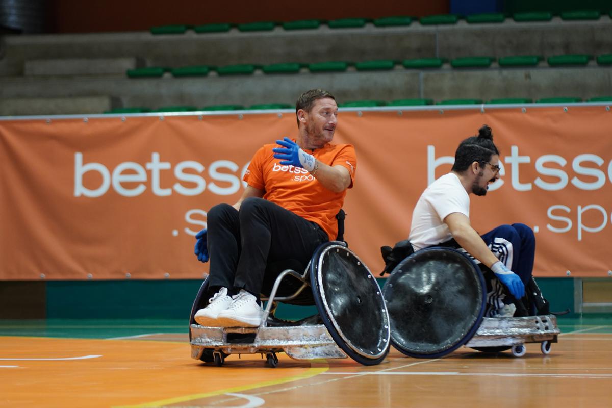 Totti torna in campo tra rugby in carrozzina, calcio e basket. Le immagini Totti torna in campo tra rugby in carrozzina, calcio e basket. Le immagini