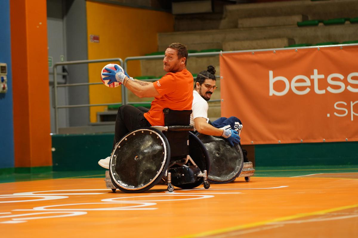 Totti torna in campo tra rugby in carrozzina, calcio e basket. Le immagini Totti torna in campo tra rugby in carrozzina, calcio e basket. Le immagini