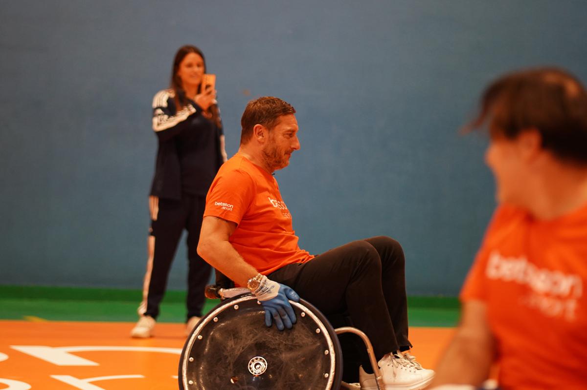 Totti torna in campo tra rugby in carrozzina, calcio e basket. Le immagini Totti torna in campo tra rugby in carrozzina, calcio e basket. Le immagini
