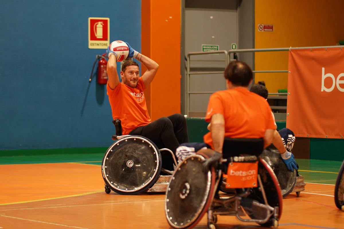 Totti torna in campo tra rugby in carrozzina, calcio e basket. Le immagini Totti torna in campo tra rugby in carrozzina, calcio e basket. Le immagini