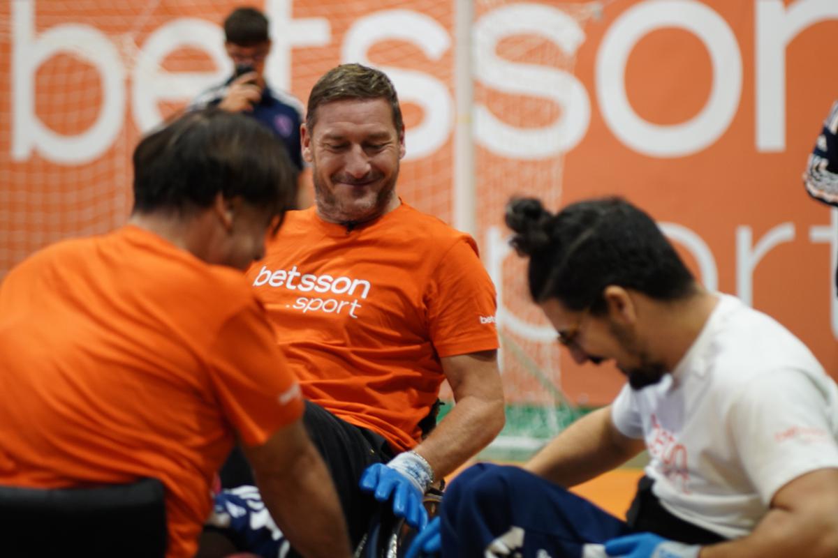 Totti torna in campo tra rugby in carrozzina, calcio e basket. Le immagini Totti torna in campo tra rugby in carrozzina, calcio e basket. Le immagini