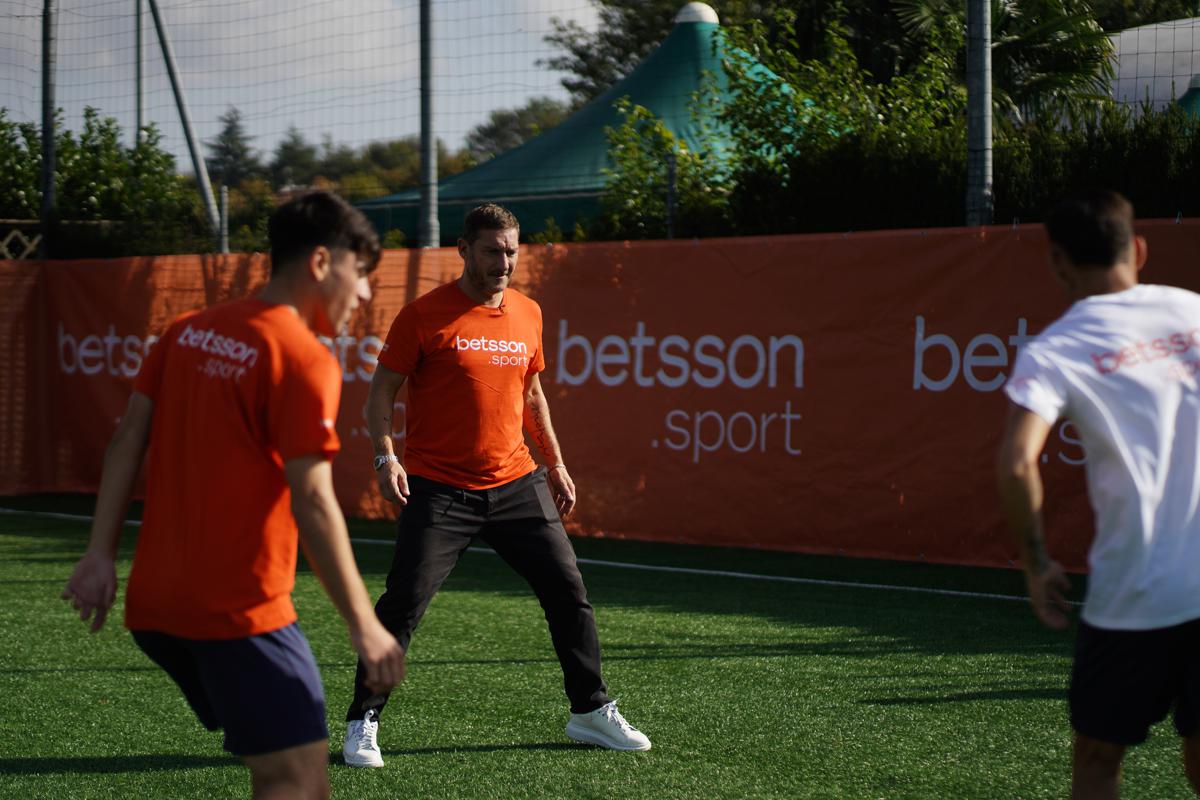 Totti torna in campo tra rugby in carrozzina, calcio e basket. Le immagini Totti torna in campo tra rugby in carrozzina, calcio e basket. Le immagini