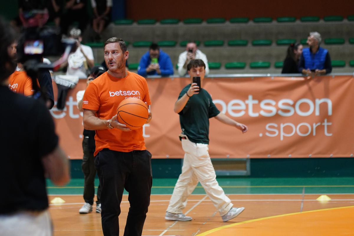 Totti torna in campo tra rugby in carrozzina, calcio e basket. Le immagini Totti torna in campo tra rugby in carrozzina, calcio e basket. Le immagini