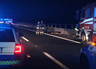Umbria, schianto all’alba in autostrada tra un camion e un furgone: due morti e un ferito