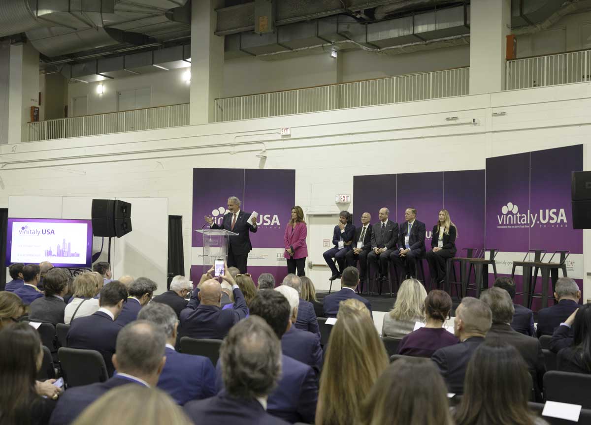 Regione Lazio: “Rocca e FdI stappano negli States; Forza Italia sull’Aventino, in Consiglio si vota la fuffa”. La protesta del Pd Regione Lazio: “Rocca e FdI stappano negli States; Forza Italia sull’Aventino, in Consiglio si vota la fuffa”. La protesta del Pd